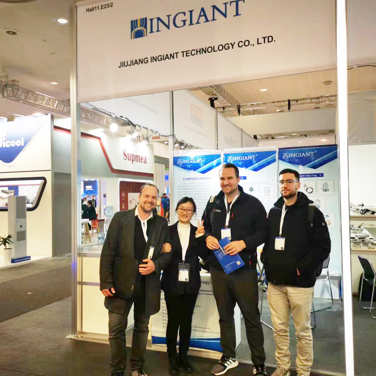 九江大香蕉导航科技员工在德国工业博览会与国外客户合影